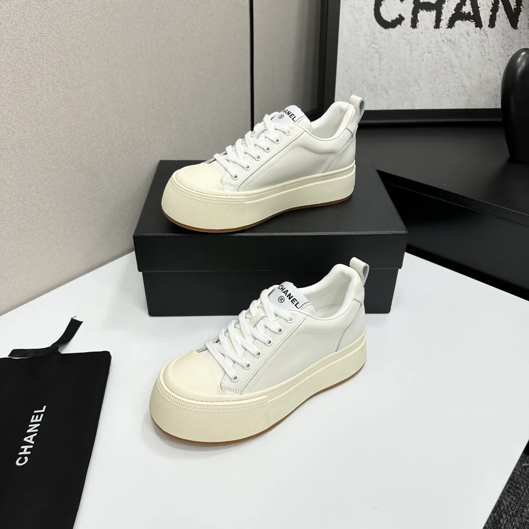 👟👟Ex-factory price 560👟👟Chanel Panda Shoes! 2025 counter's top casual sports shoes. This classic design; the upper is electro-embroidered with a variety of techniques; the outsole is fashionable and sporty; the unusual inclusion of a variety of color matching elements... The diversified mix and match is very good-looking and versatile, and can be used for leisure, fashion, sports, and outdoor... ꫛꫀꪝ Go➫ Materials: ❶Upper made of: original imported first-layer silk cowhide + original waterproof cloth + original first-layer cowhide ❷Inner lining: Breathable mesh ❸ Outsole based on: original TPU combination outsole, full set of boutique packaging for women 35–41
